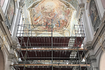 Baugerüst während der Sanierungsarbeiten am Chorfresko in der Kirche Sankt Peter in München