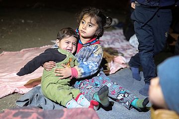 Zwei Flüchtlingskinder an der Griechisch-Türkischen Grenze.