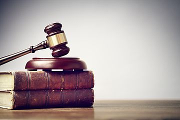 Richterhammer und Gesetzesbücher