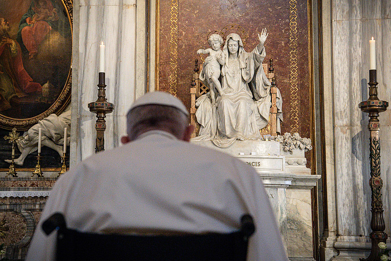Papst Franziskus betet vor einer Marienfigur in der Kirche Santa Maria Maggiore