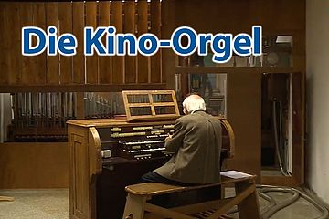 Mann sitzt an Orgel