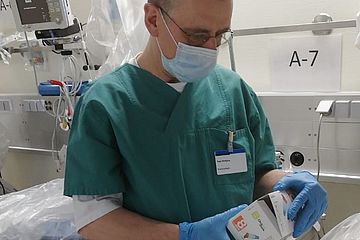 Pater Wolfgang Hubert beim Dienst im Krankenhaus