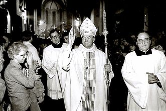 Nach seiner Weihe am 2. Oktober 1983 segnet Bischof Lehmann zum ersten Mal die Gläubigen im überfüllten Martinsdom in Mainz