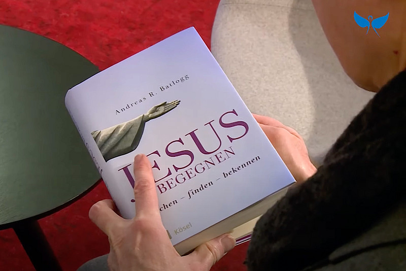 Hände halten das Buch "Jesus begegnen"