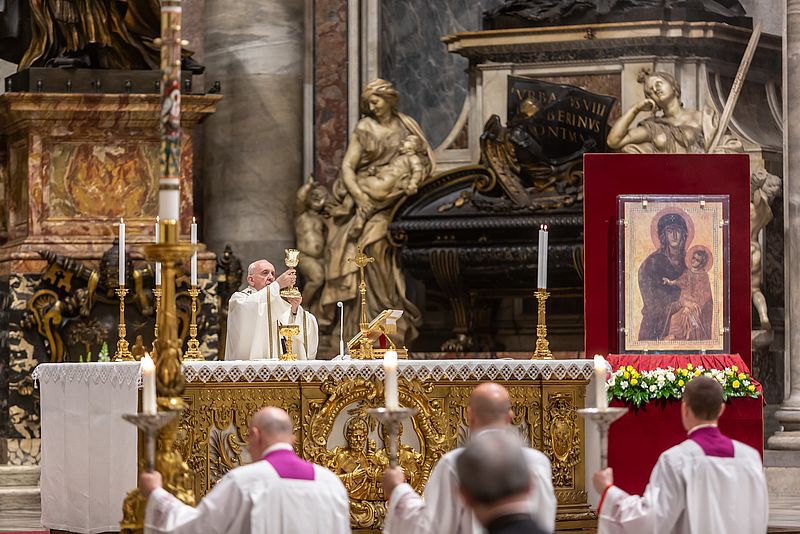 Papst Franziskus bei der Feier der Osternacht im Petersdom im Vatikan.