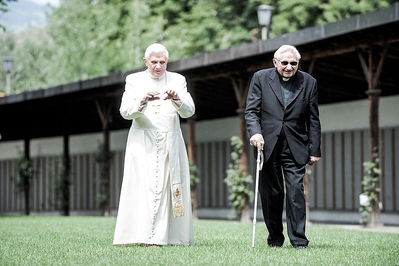  Papst Benedikt XVI. (l.) bei einem Spaziergang mit seinem Bruder Georg Ratzinger am 31. Juli 2008 in Brixen