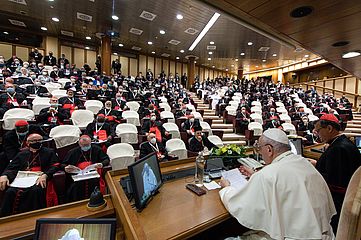 Papst Franziskus vor der Synodalversammlung