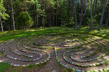 Ein Labyrinth aus Steinen gelegt
