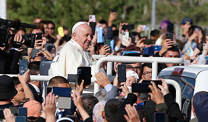 Papst Franziskus grüßt aus dem Papamobil Zuschauer