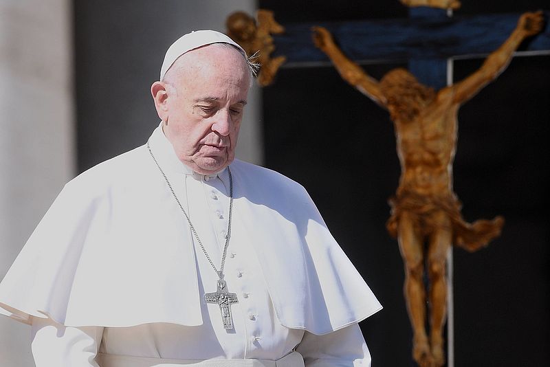 Papst Franziskus, im Hintergrund ein Kreuz