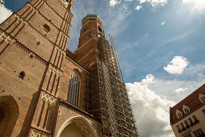 Die Türme der Münchner Liebfrauenkirche mit Gerüst