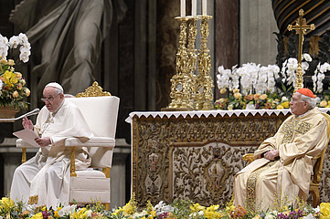Papst Franziskus bei der Ostermesse 2022 im Petersdom