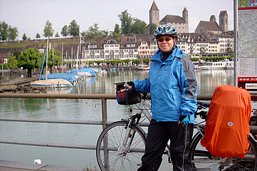 Sabine Fett mit dem Fahrrad auf einer Brücke