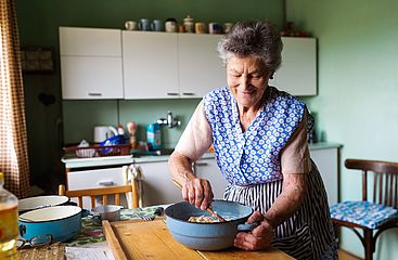 Ältere Frau beim Kochen