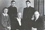 Die Eltern Maria und Joseph Ratzinger mit den Kindern Maria, Georg und Joseph (rechts). 