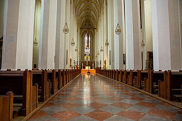 Leere Kirchenbänke im Liebfrauendom in München