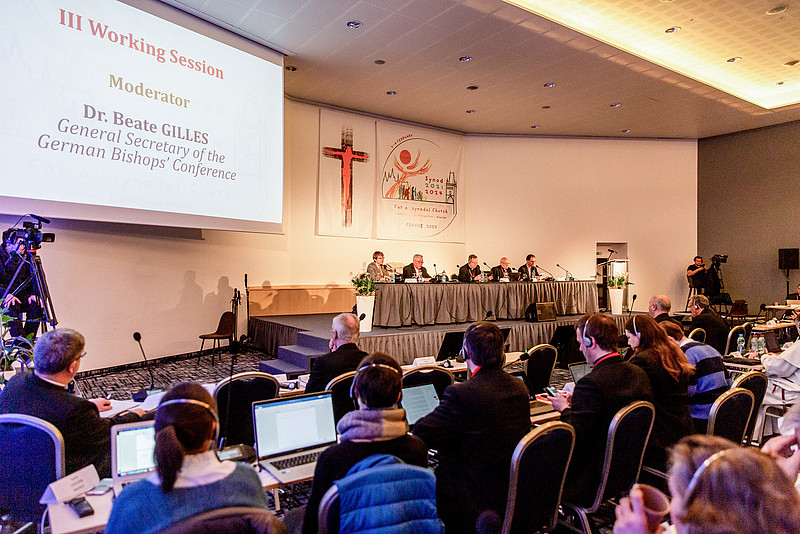 Beate Gilles, Generalsekretärin der Deutschen Bischofskonferenz (DBK), moderiert während einer "Working Session" der Europa-Etappe der Weltsynode am 7. Februar 2023 in Prag (Tschechien)