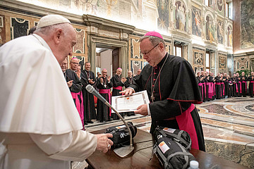 Bischof Georg Bätzing übergibt ein Dokument an Papst Franziskus