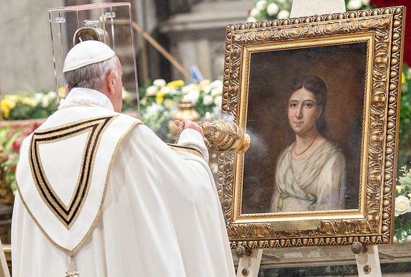 Papst Franziskus schwenkt das Weihrauchfass vor einem Bild von Pauline Marie Jaricot