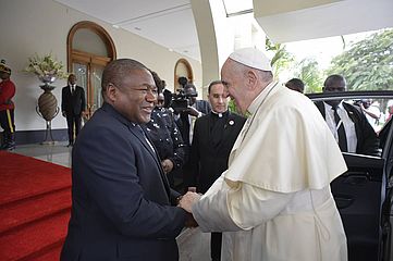 Mosambiks Präsident Filipe Jacinto Nyusi begrüßt Papst Franziskus.