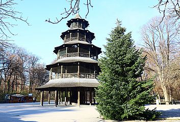 Chinesischer Turm mit Tannenbaum