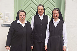 Schwester Karolina, Schwester Elisabeth und Schwester Gunda (von links)