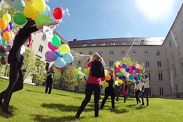 Im Innenhof des neuen Verwaltungsgebäudes ließ man die Luftballons steigen.