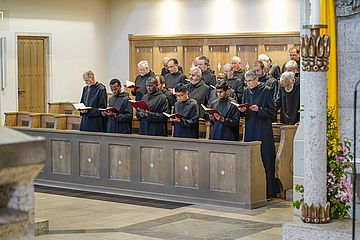 Die Mönche der Erzabtei St. Ottilien kommen jeden Tag fünfmal zum Chorgebet zusammen.