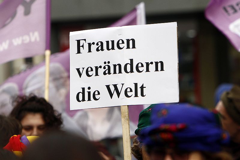 Protestschild mit Aufschrift "Frauen verändern die Welt"