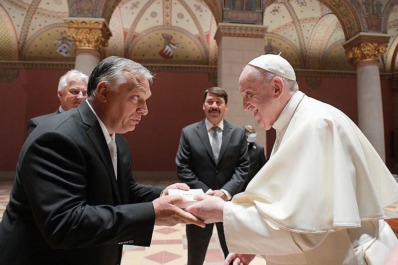 Bei seinem Kurzbesuch in Budapest spricht Papst Franziskus mit Viktor Orban.