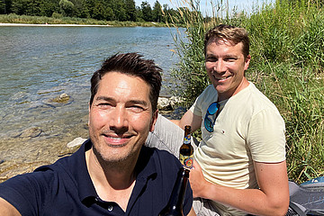 Stefan Gödde (vorne) beim entspannten Isar-Selfie mit Redakteur Joachim Burghardt
