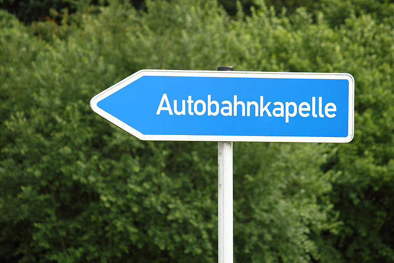 Schild mit Aufschrift "Autobahnkapelle"