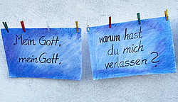 Zwei angeheftete Postkarten mit der Aufschrift "Mein Gott, warum hast Du mich verlassen?"