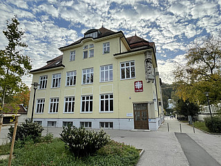 Hier ist das Gebäude der Caritas in der Landshuter Gestütstraße zu sehen.