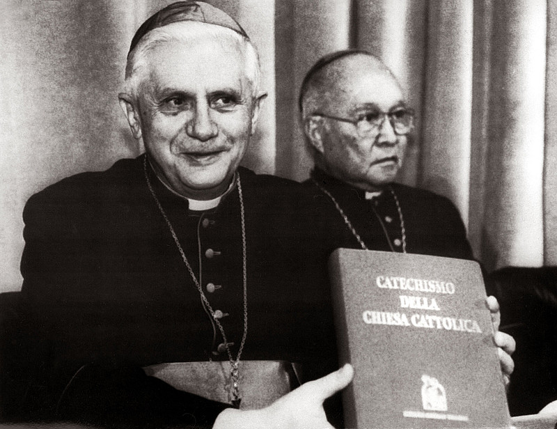 Joseph Ratzinger (links) hält Katechismus, Jose Tomas Sanchez (links)