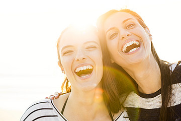 Zwei lachende Frauen