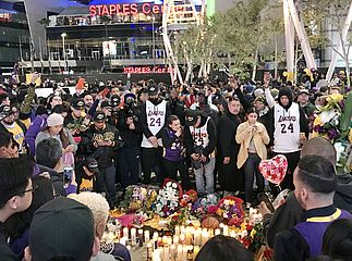Trauernde Fans legen Blumen und Kerzen nieder.