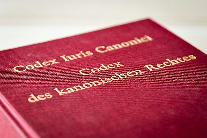 Der rote Buchdeckel des Codex Iuris Canonici (CIC), "Codex des kanonischen Rechtes"