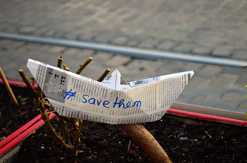 Papierboot auf dem "Save them" steht