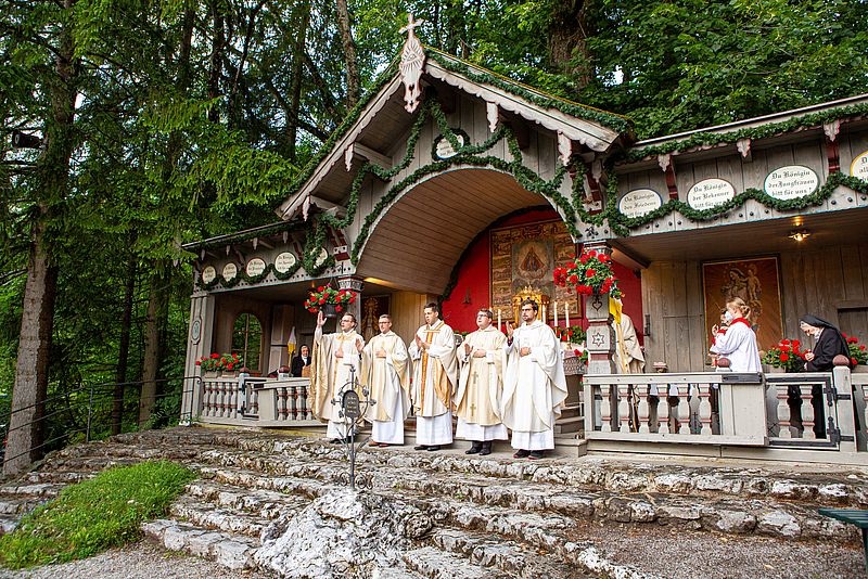 Die fünf Neupriester beim Schlusssegen an der Wallfahrtskapelle in Birkenstein