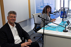 Michael Piazolo und Walburga Krefting im Radiostudio des Sankt Michaelsbundes