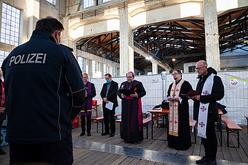 Friedensgebet mit Weihbischof Bischof in der improvisierten Wartehalle am Freilassinger Bahnhof