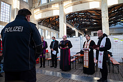 Friedensgebet mit Weihbischof Bischof in der improvisierten Wartehalle am Freilassinger Bahnhof