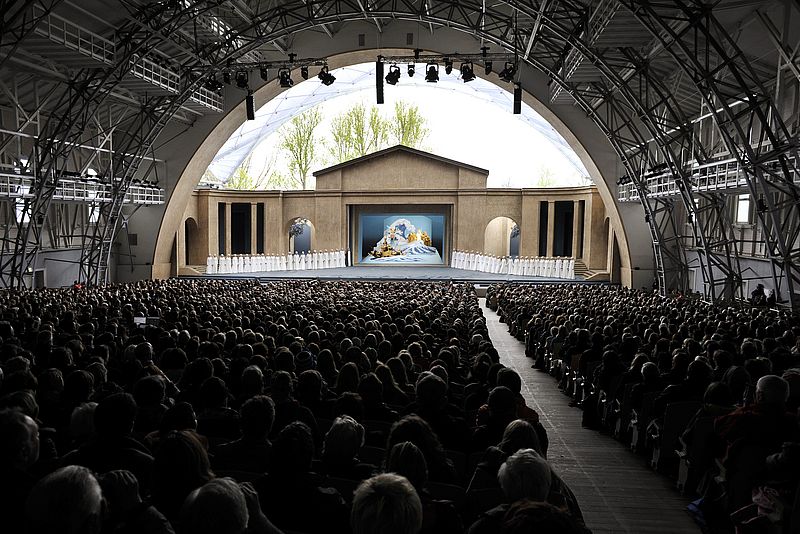 Das Passionstheater in Oberammergau: Blick auf die Bühne, vorne sitzt das Publikum
