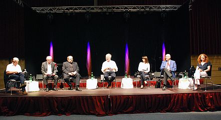 Sie diskutierten in Kufstein (v.l.): Dr. Küberl, Prälat Lindenberger, Weihbischof Bischof, Moderator Schießl, und die Kandidaten Bach, Radwan und Bause.