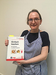Gudrun Behrens hat das Kochbuch "Einfach Kochen" bei der Offenen Behinderten-Arbeit der Münchner Caritas mitentwickelt.