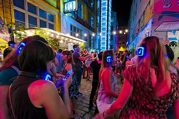 Ungewöhnlicher Anblick: Menschen tanzen zu Musik, die nur auf Kopfhörer übertragen wird