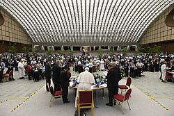 Blick in den Saal der vatikanischen Audienzhalle, wo die Synodalen in kleinen Gruppen über Frauen, Klerikalismus und Gleichberechtigung sprechen. 