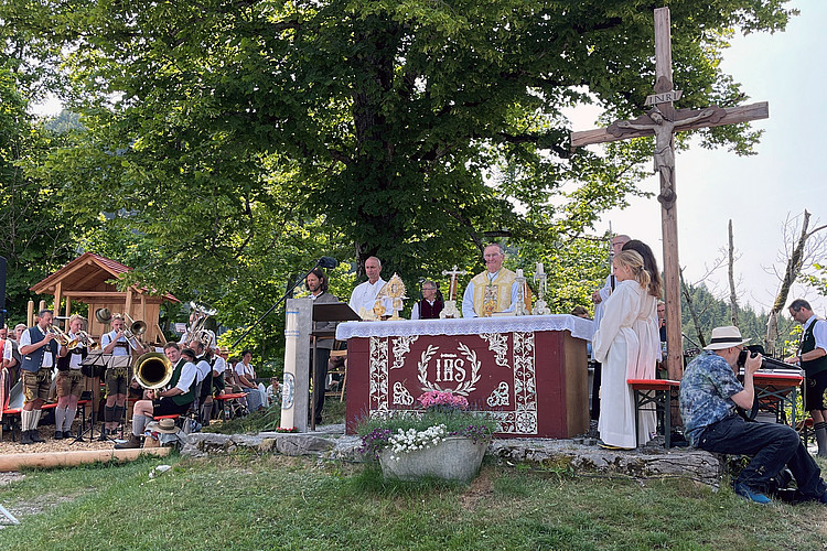Weihbischof Haßlberger zelebriert die Eucharistiefeier