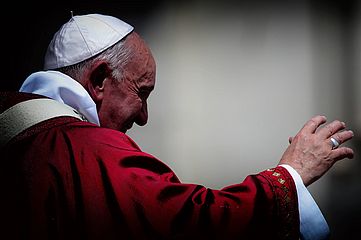 Papst Franziskus während der Pfingstmesse auf dem Petersplatz in Rom. 